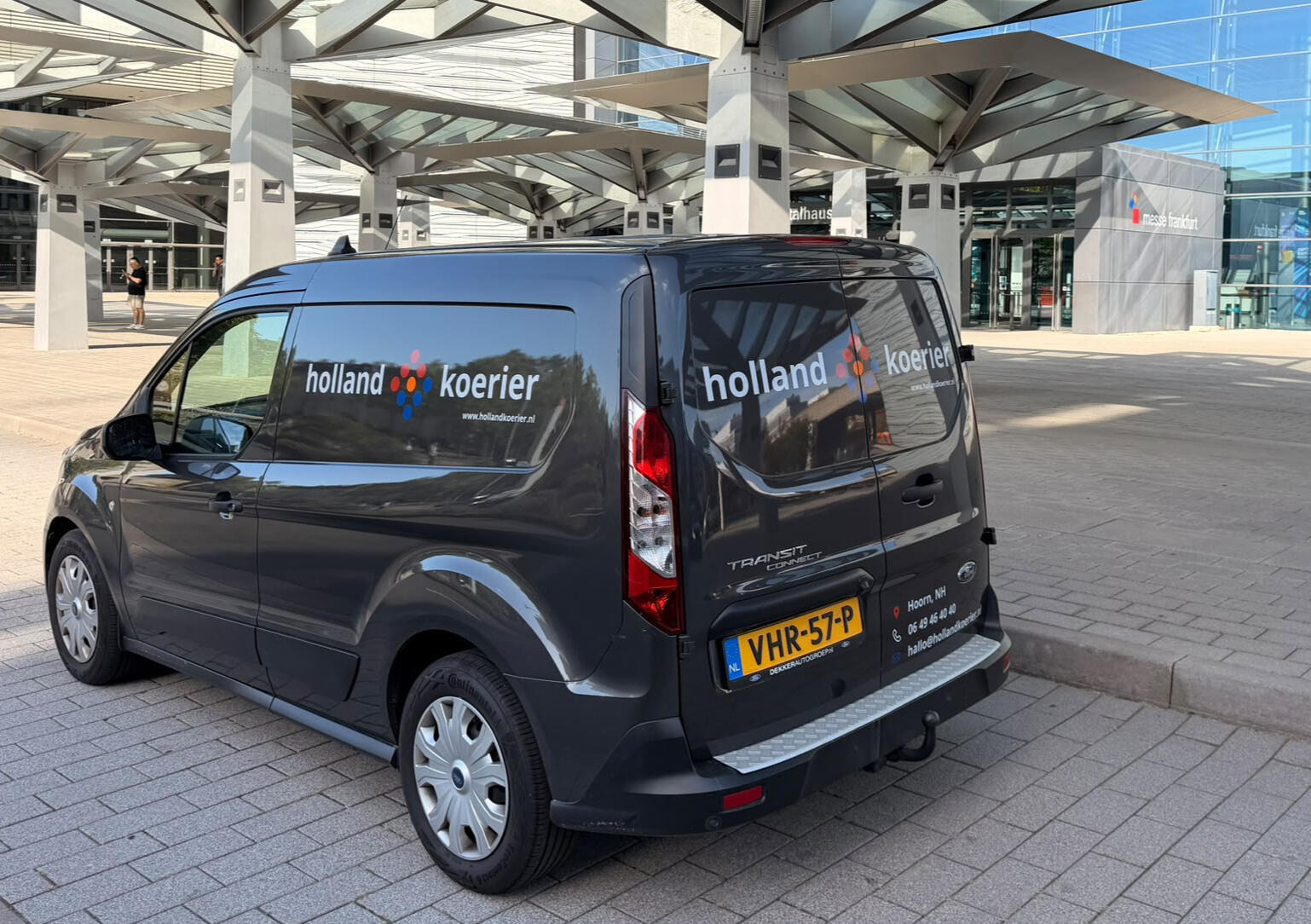 messe frankfurt auto holland koerier voor de deur van messe frankfurt